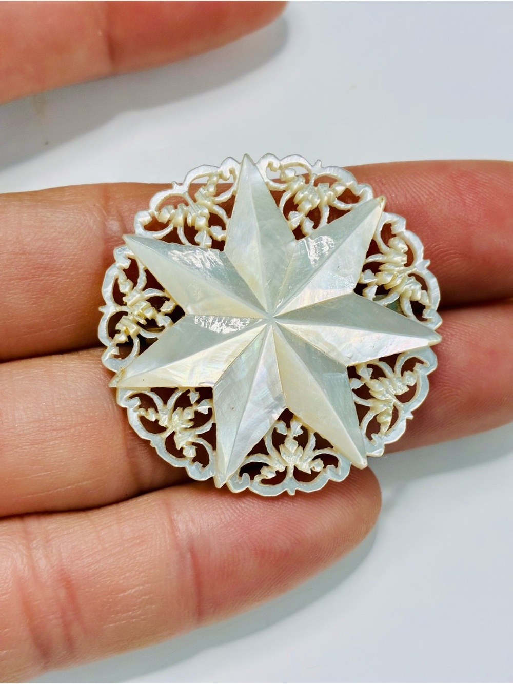 VTG Delicate Detailed Mother of Pearl Nautical Star Filigree Brooch - White EUC